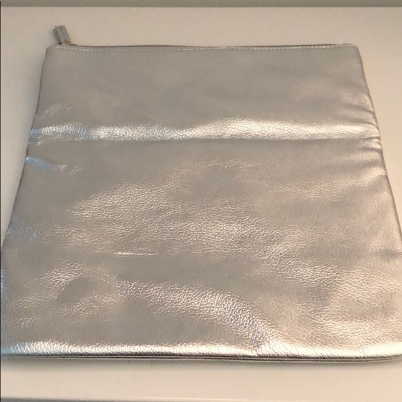 NWT VICTORIA’S SECRET SILVER CLUTCH BAG - Picture 3 of 5